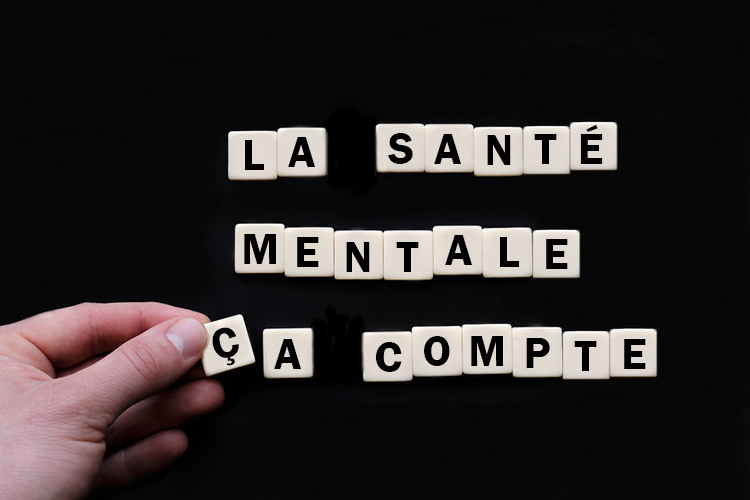 tuiles de scrabble sur un fond noir, une main tient une des tuiles. les tuiles disent la santé mentale ça compte